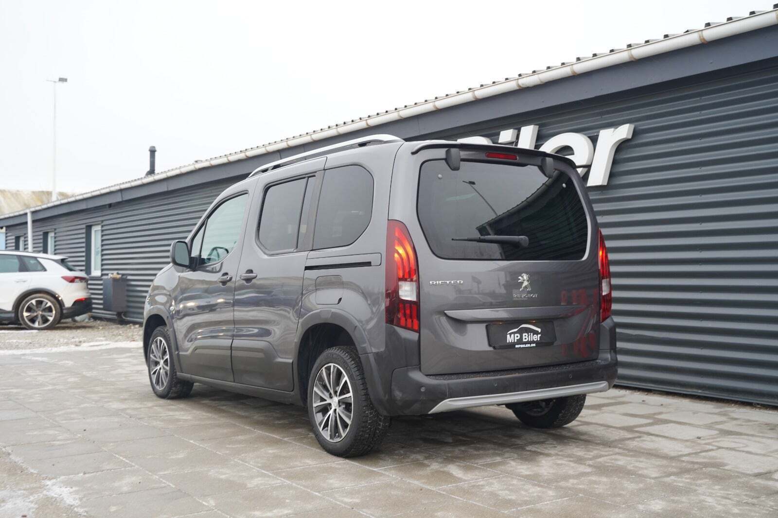 Grå Peugeot Rifter fra 2018 set udefra