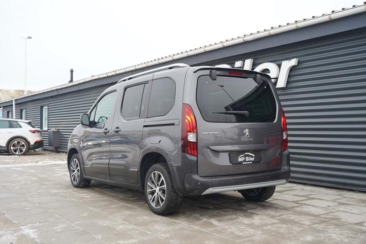 Grå Peugeot Rifter fra 2018 set udefra