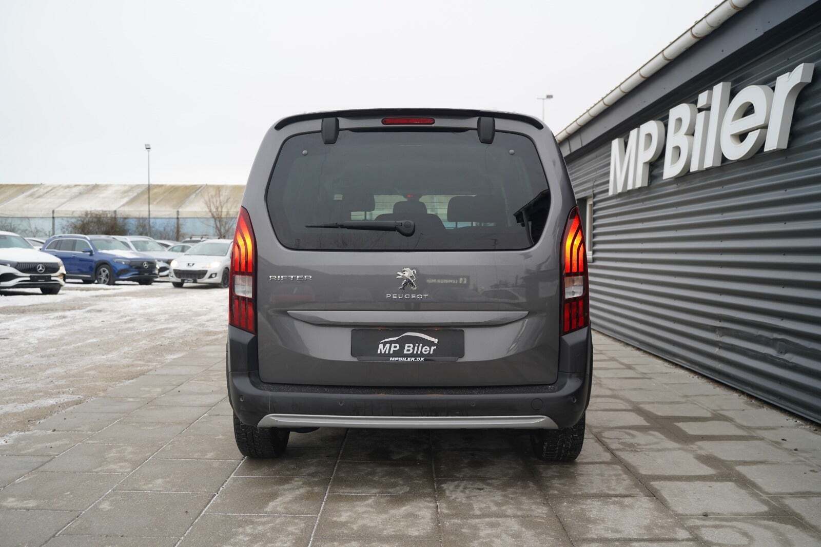 Grå Peugeot Rifter fra 2018 set udefra
