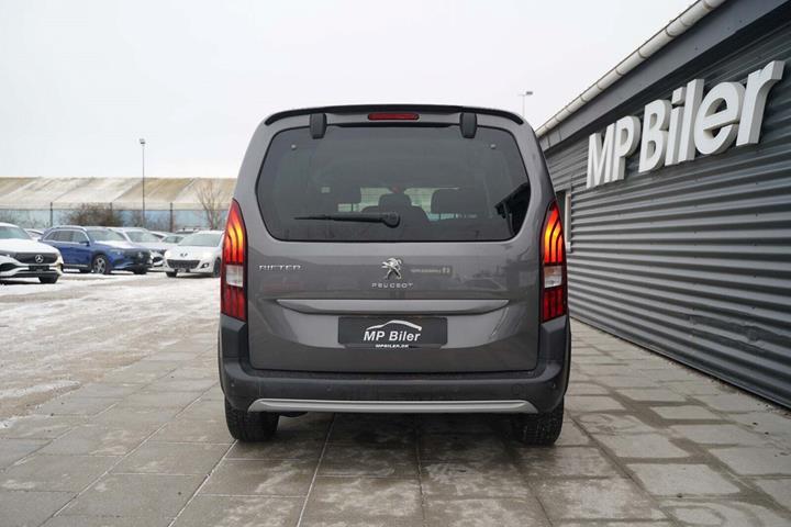 Grå Peugeot Rifter fra 2018 set udefra