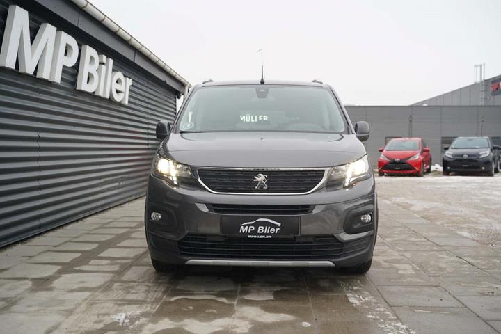 Grå Peugeot Rifter fra 2018 set udefra