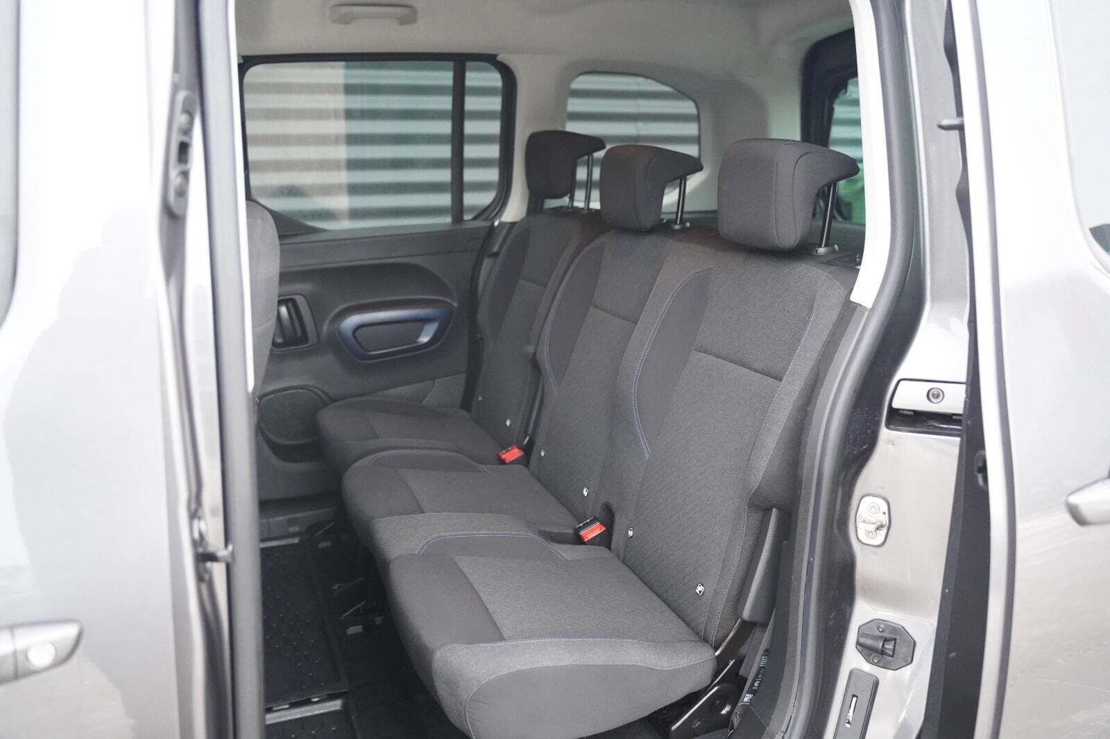 Grå Peugeot Rifter fra 2018 set indefra