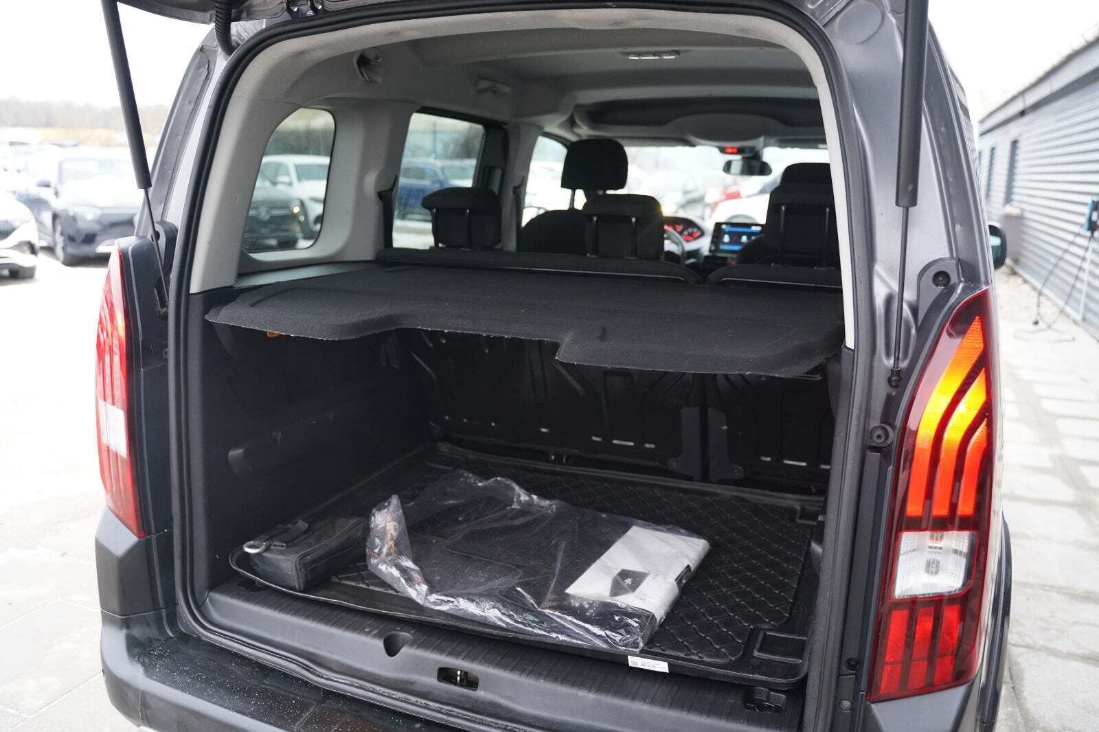 Grå Peugeot Rifter fra 2018 set indefra