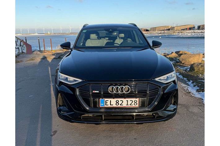 Sort Audi e-tron fra 2021