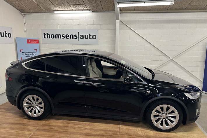 Sort Tesla Model X fra 2020