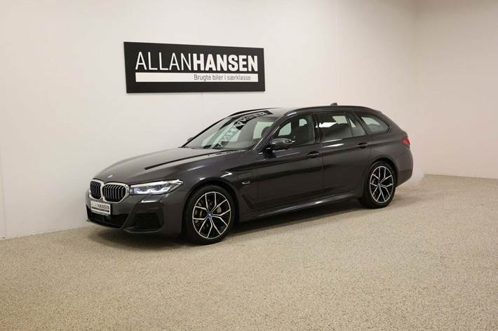 Grå BMW 530e fra 2022 set udefra