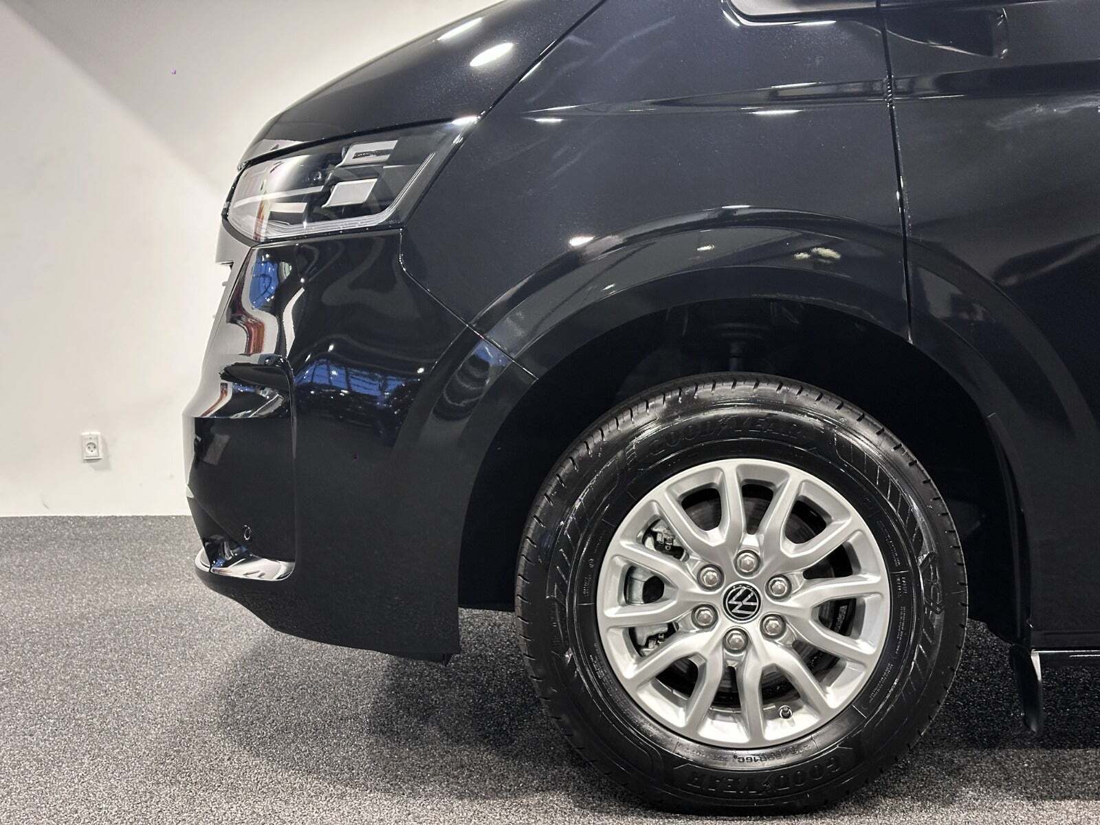 Sort VW e-Caravelle fra 2026