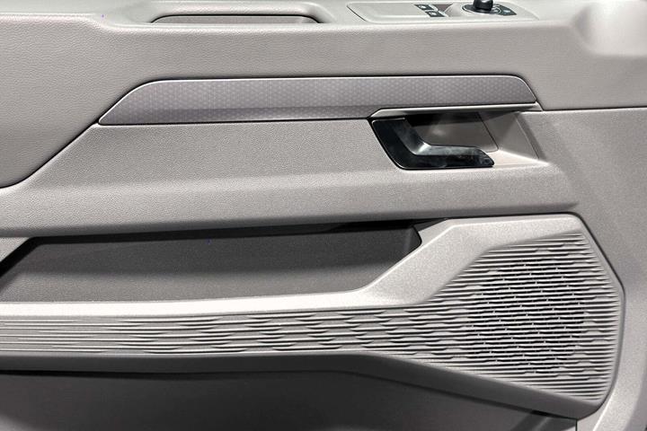 Sort VW e-Caravelle fra 2026