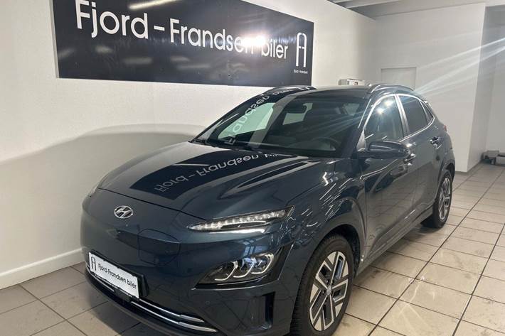 Blå Hyundai Kona fra 2022 set udefra