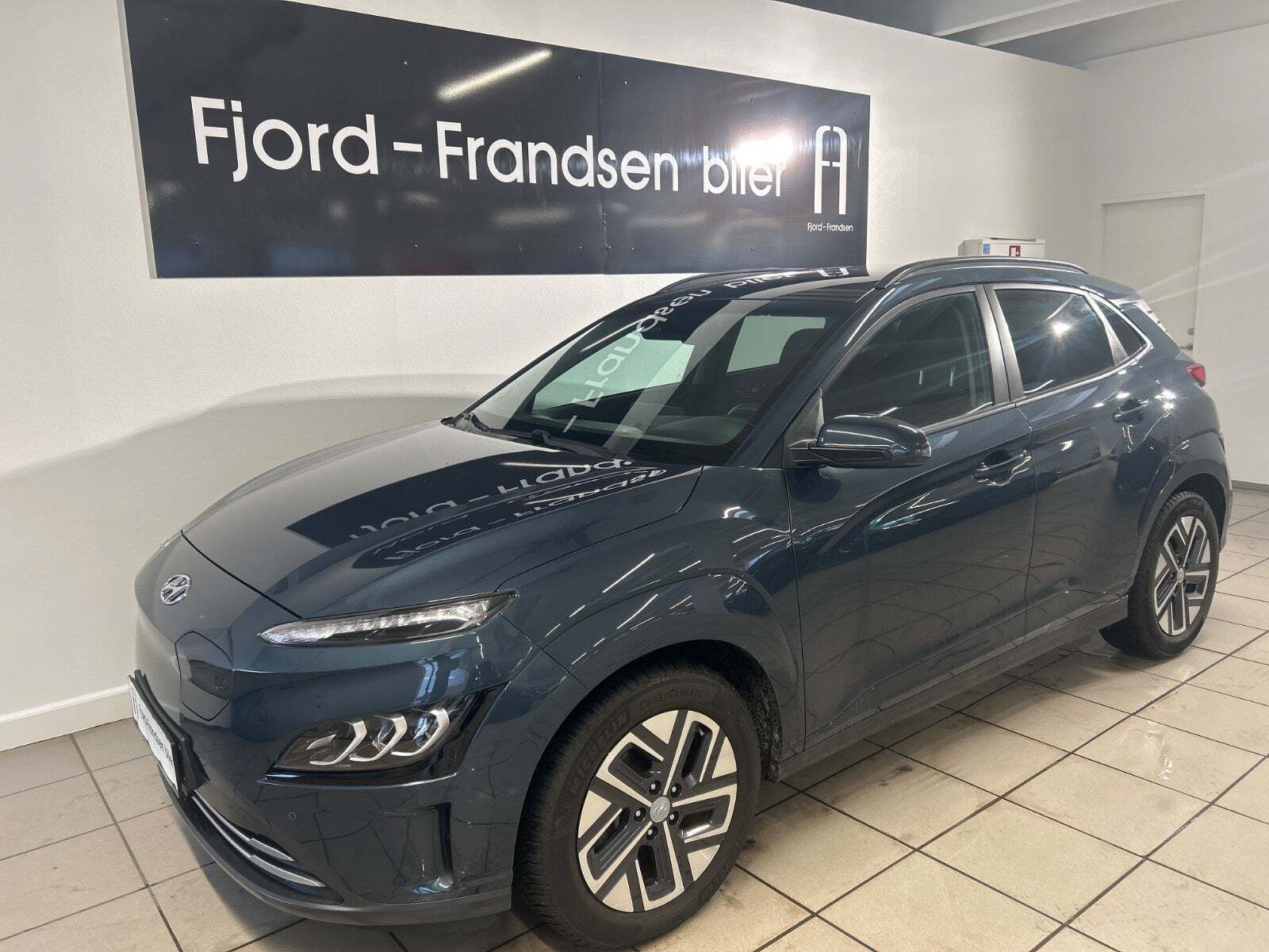Blå Hyundai Kona fra 2022