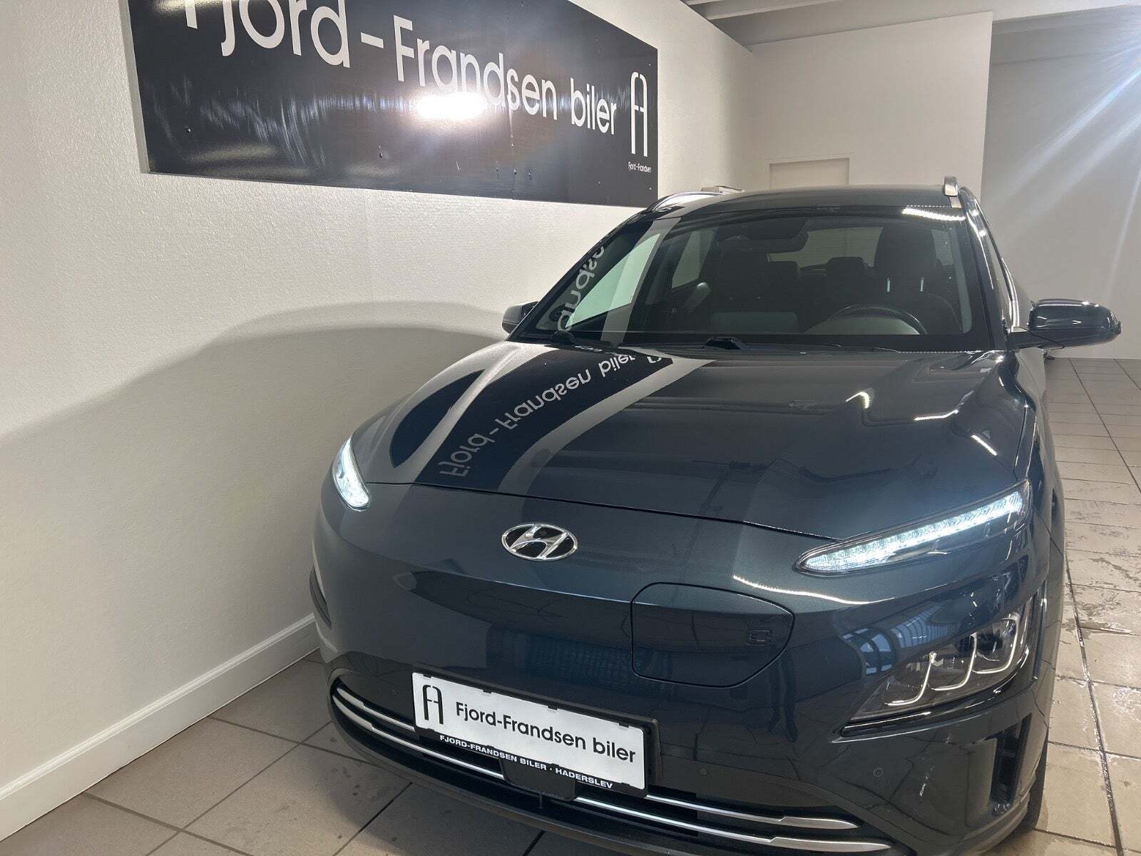Blå Hyundai Kona fra 2022