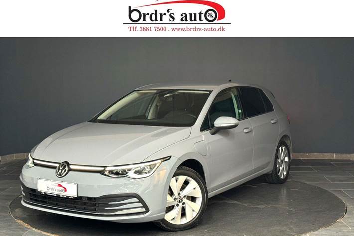 Grå VW Golf VIII fra 2021 set udefra