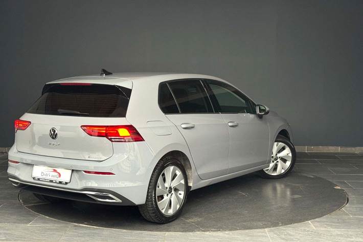 Grå VW Golf VIII fra 2021