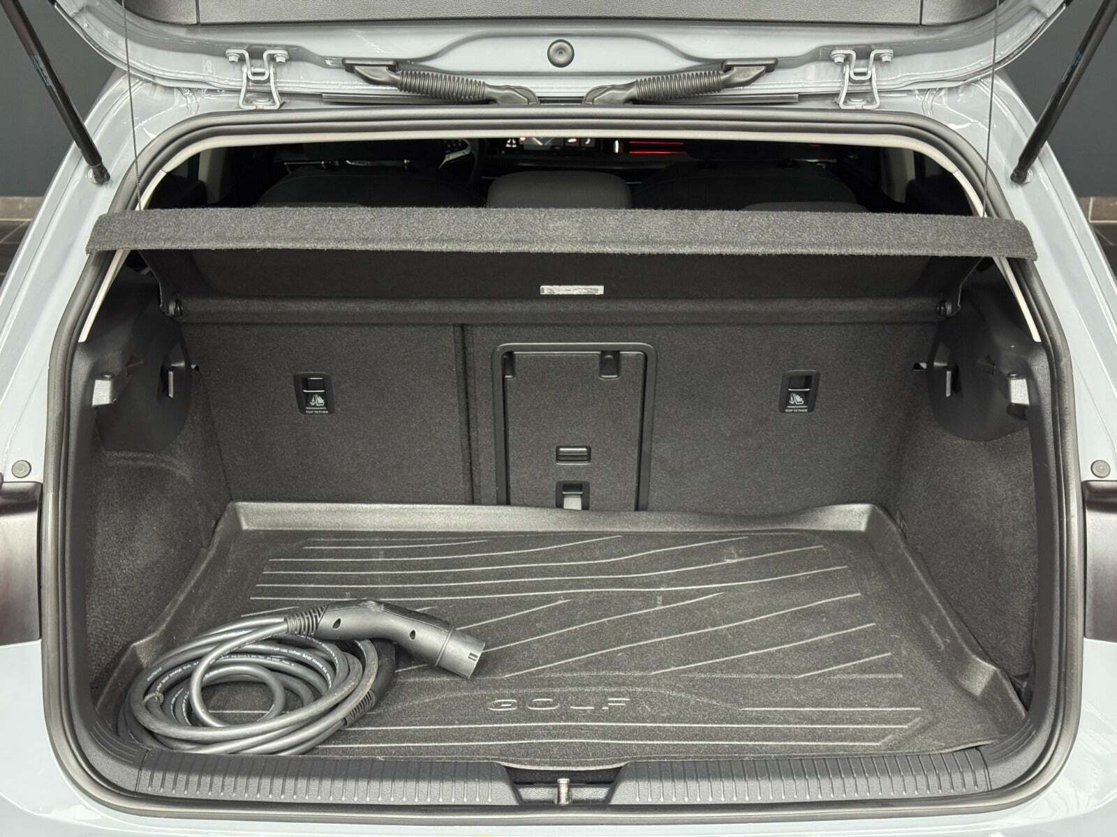 Grå VW Golf VIII fra 2021