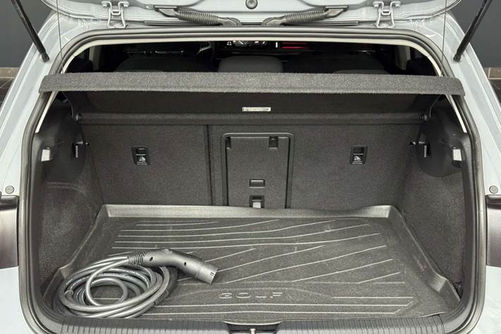 Grå VW Golf VIII fra 2021