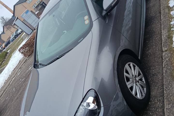 Blå VW Golf fra 2011
