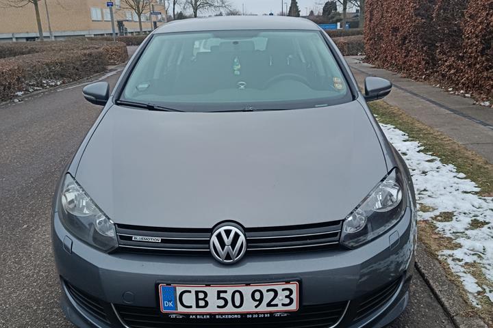 Blå VW Golf fra 2011