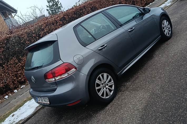 Blå VW Golf fra 2011
