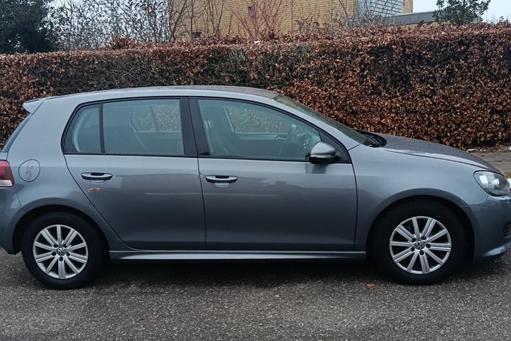 Blå VW Golf fra 2011