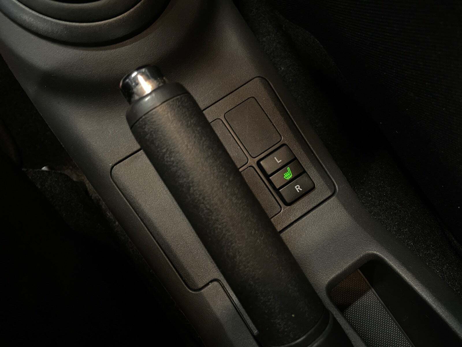 Grå Toyota Yaris fra 2008