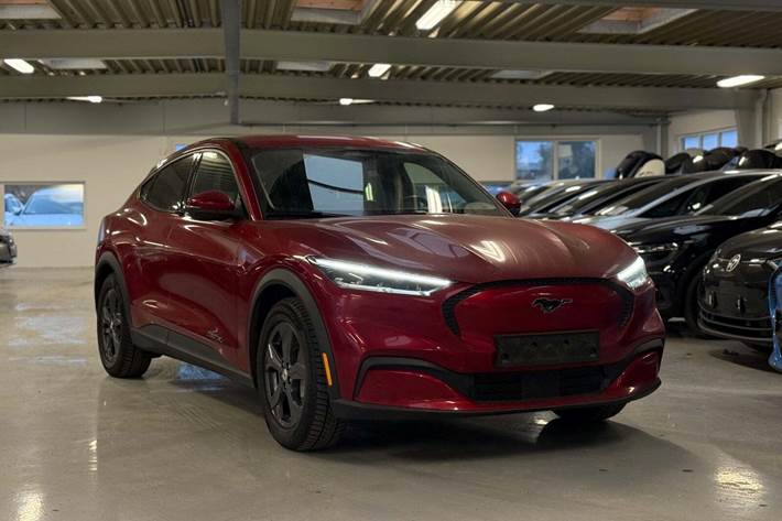 Rød Ford Mustang Mach-E fra 2021 set udefra