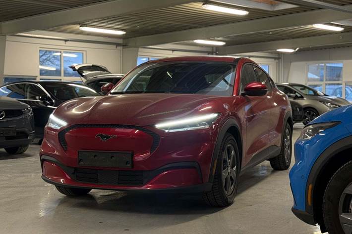 Rød Ford Mustang Mach-E fra 2021