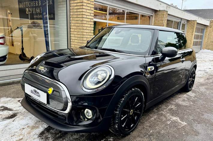 Sort Mini Cooper SE fra 2020 set udefra