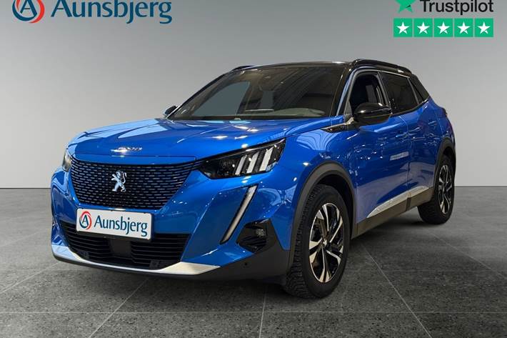 Blå Peugeot e-2008 fra 2021 set udefra