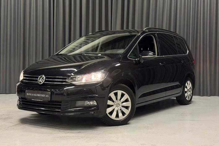 Sort VW Touran fra 2020 set udefra