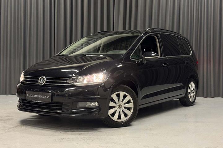 Sort VW Touran fra 2020 set udefra