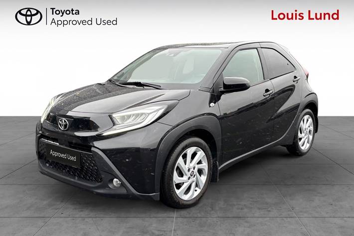 Sort Toyota Aygo X fra 2022 set udefra