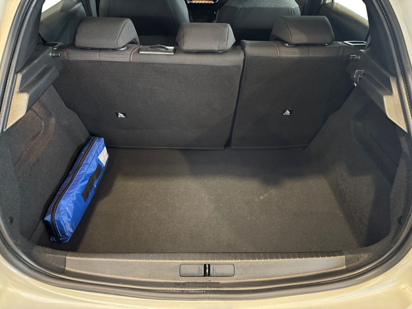 Hvid Peugeot e-208 fra 2021