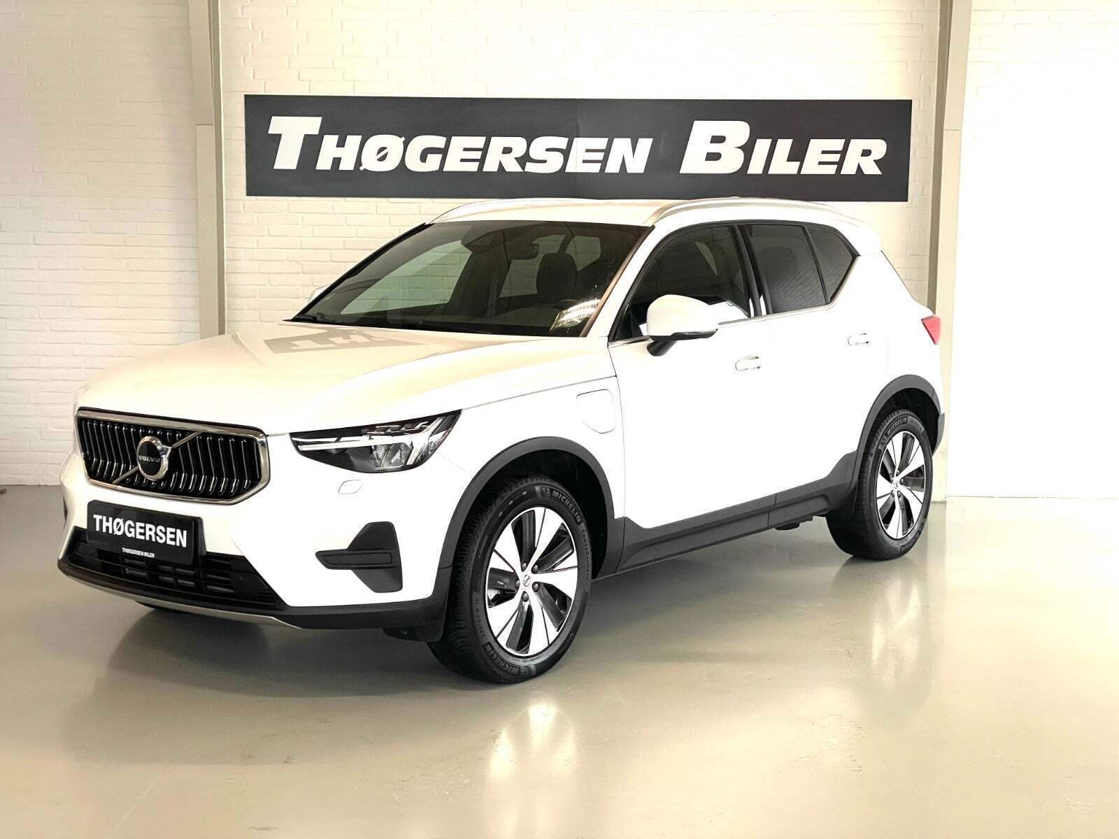 Hvid Volvo XC40 fra 2023 set udefra