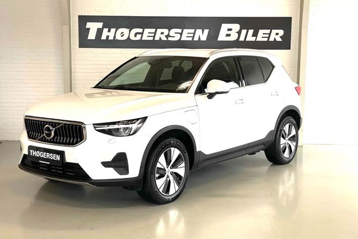Hvid Volvo XC40 fra 2023 set udefra
