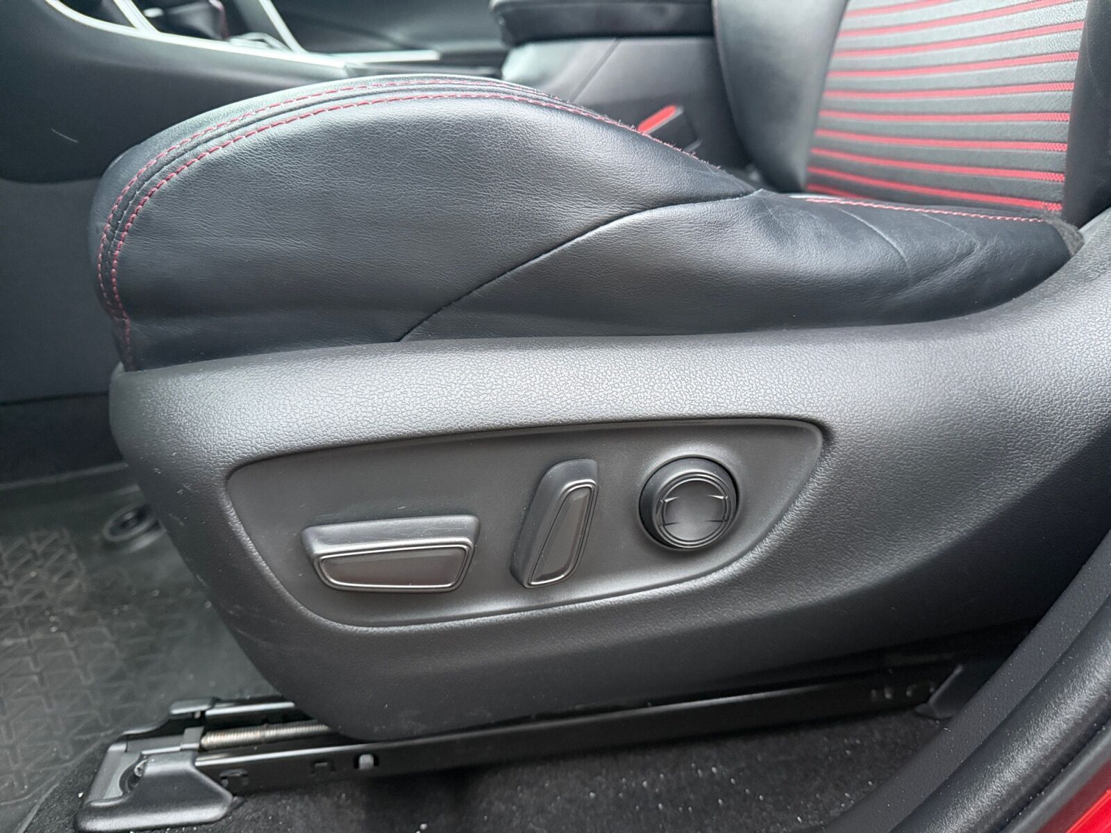 Rød Toyota RAV4 Plug-in fra 2021