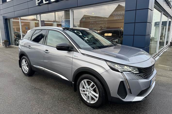 Grå Peugeot 3008 fra 2021 set udefra