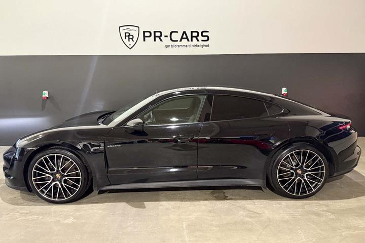 Sort Porsche Taycan fra 2021