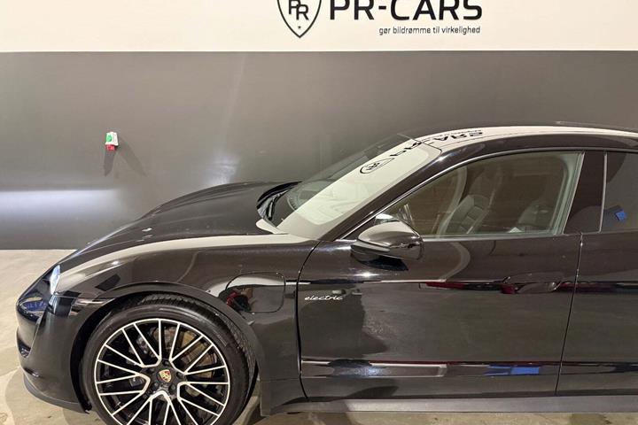 Sort Porsche Taycan fra 2021