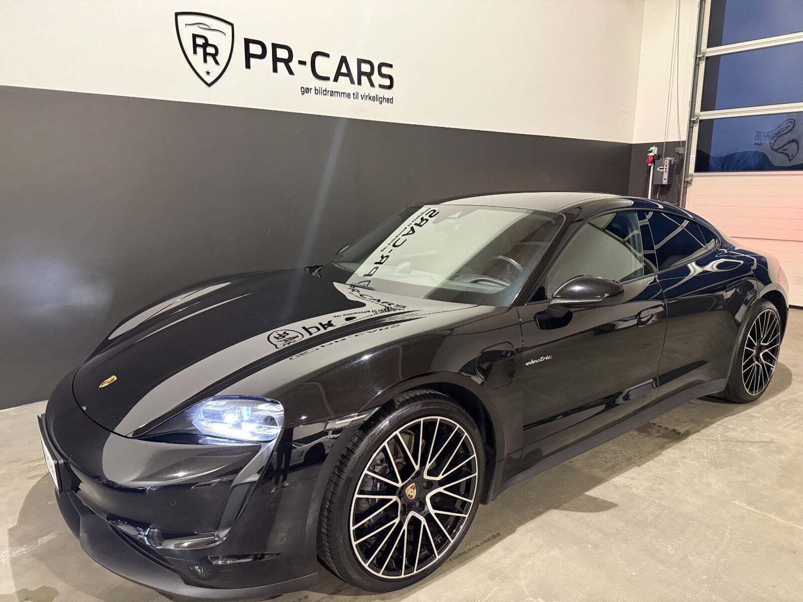 Sort Porsche Taycan fra 2021