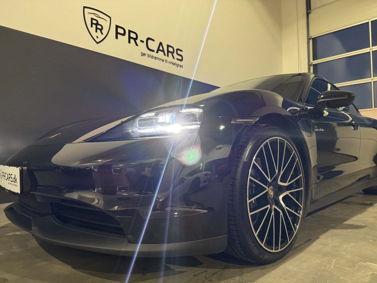 Sort Porsche Taycan fra 2021