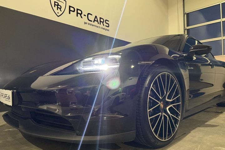 Sort Porsche Taycan fra 2021