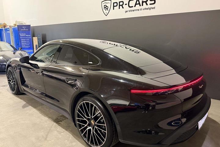 Sort Porsche Taycan fra 2021