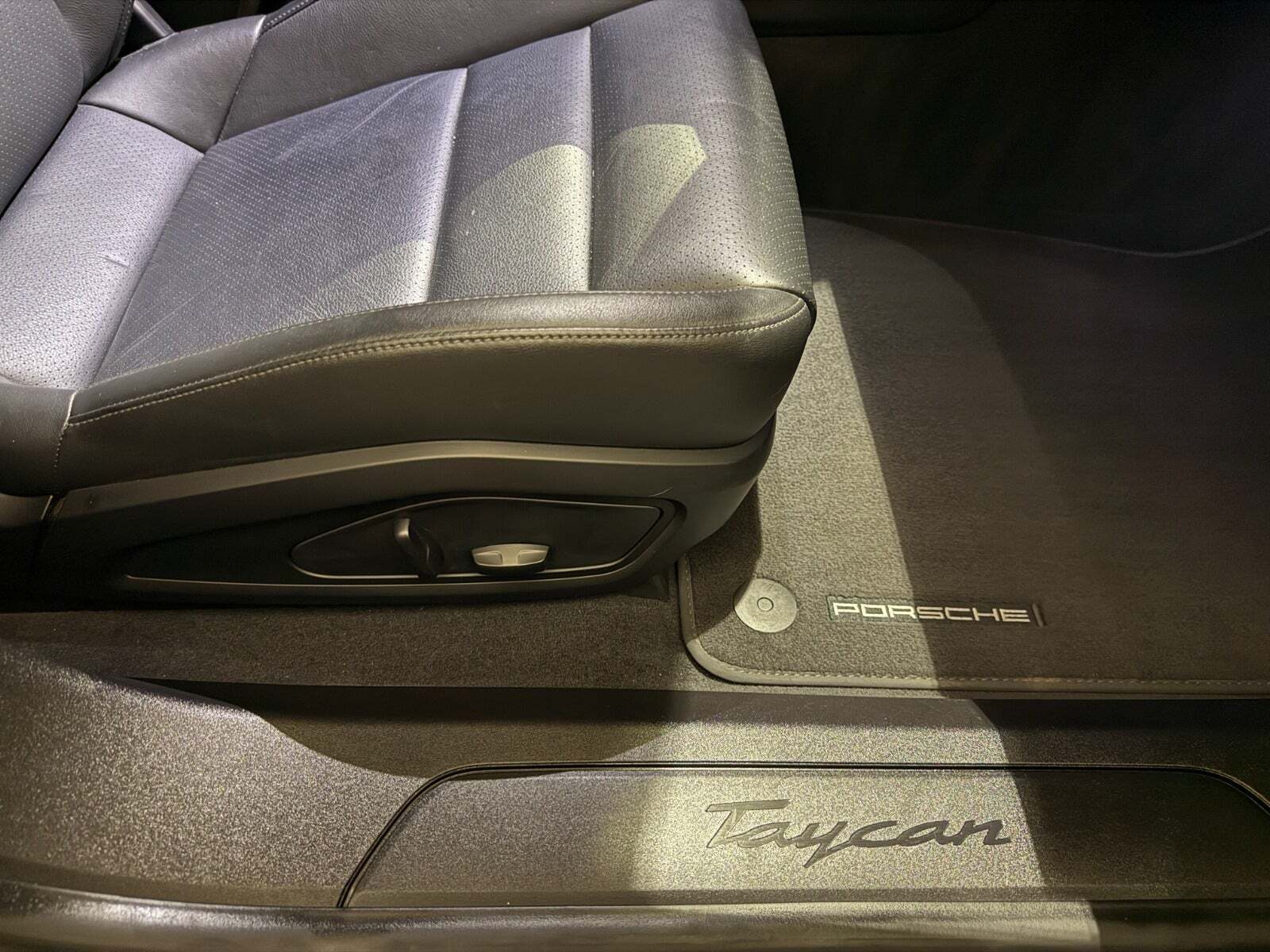 Sort Porsche Taycan fra 2021