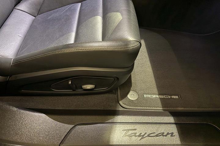 Sort Porsche Taycan fra 2021