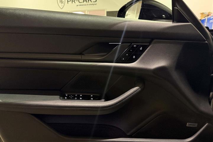 Sort Porsche Taycan fra 2021