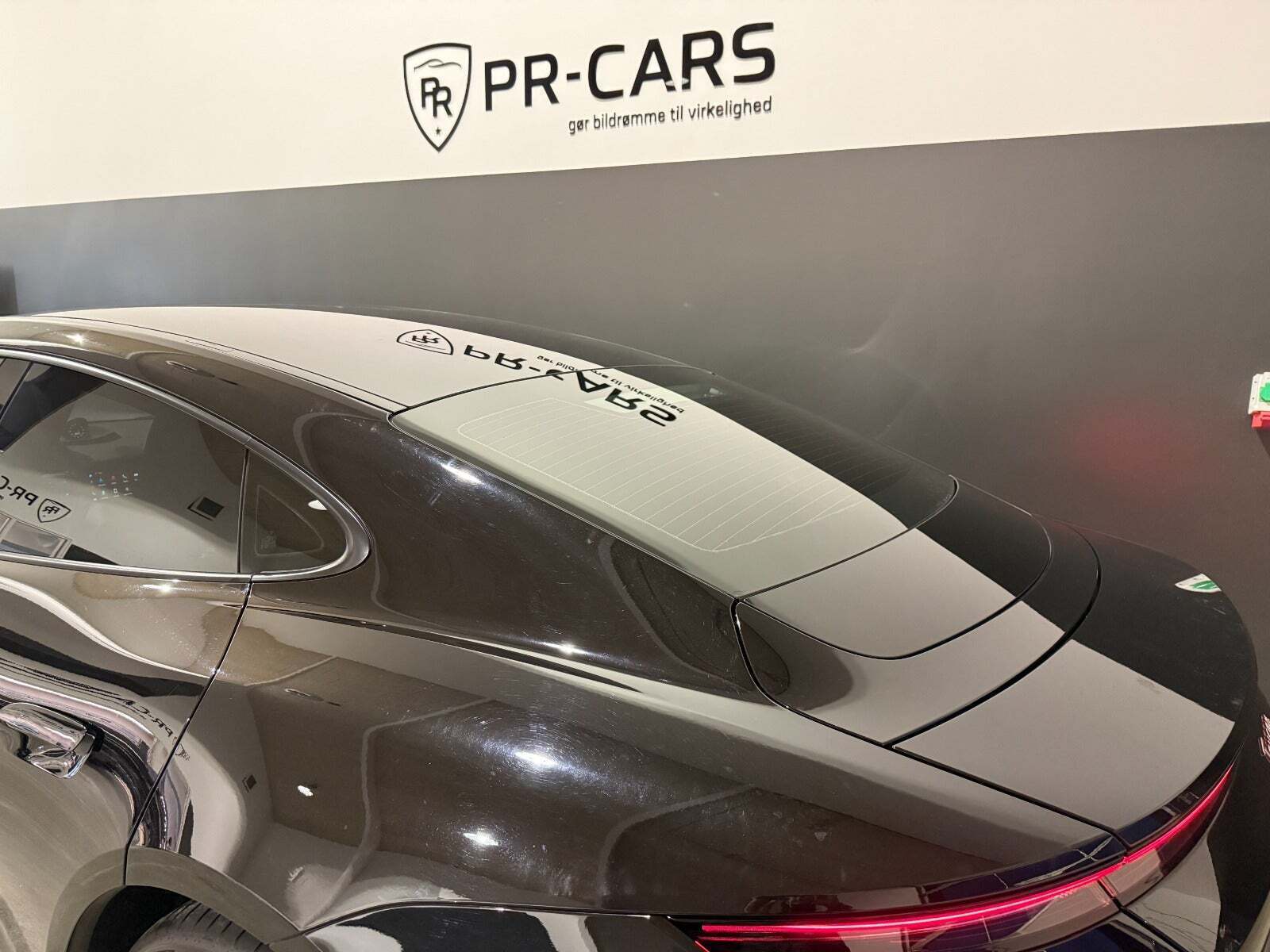 Sort Porsche Taycan fra 2021