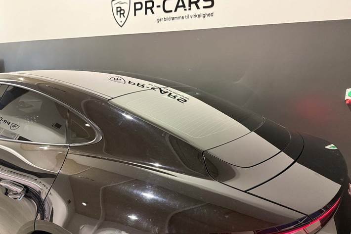 Sort Porsche Taycan fra 2021