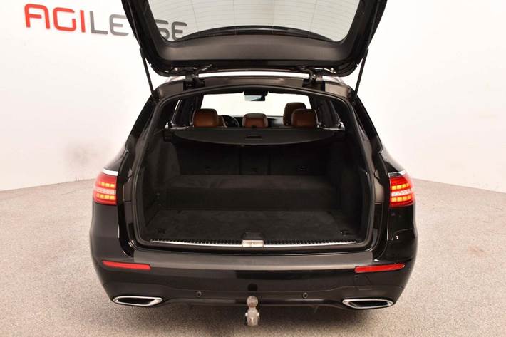 Sort Mercedes E300 de fra 2020