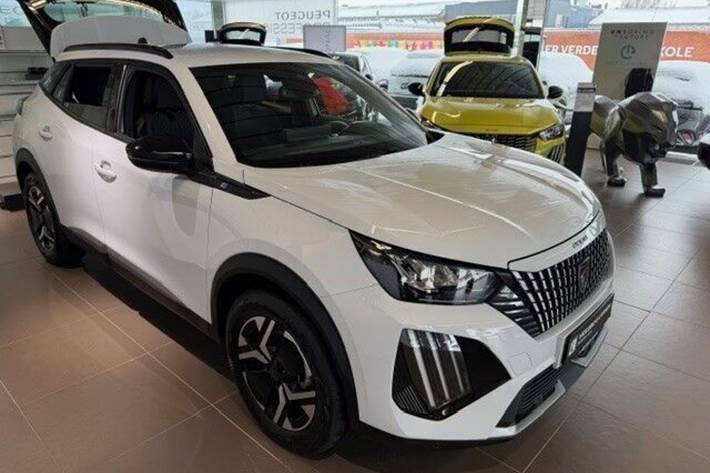 Hvid Peugeot e-2008 fra 2025 set udefra