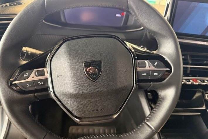 Hvid Peugeot e-2008 fra 2025